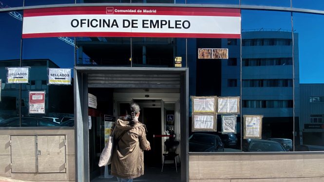 El paro bajó en 615.900 personas en 2021 y se crearon 840.700 empleos, récord desde 2005
