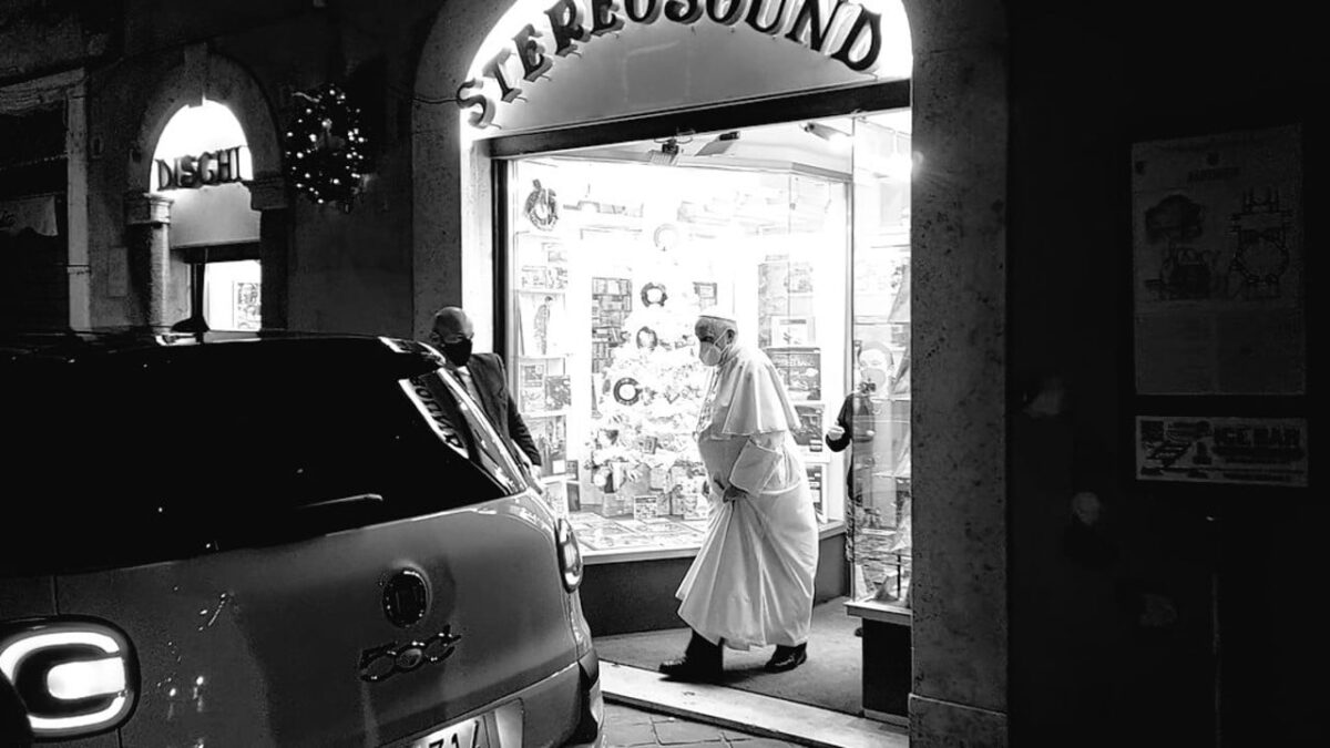 (VÍDEO) El papa, un ciudadano más: sale del Vaticano para acudir a una tienda de discos en el centro de Roma
