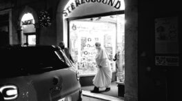 (VÍDEO) El papa, un ciudadano más:  sale del Vaticano para acudir a una tienda de discos en el centro de Roma