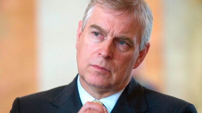 Sale a la luz la extraña obsesión del príncipe Andrés por sus ositos de peluche