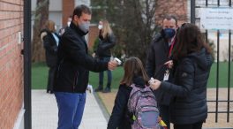 Los sindicatos denuncian que hay 12.000 docentes más de baja por covid que los que contabiliza el Gobierno