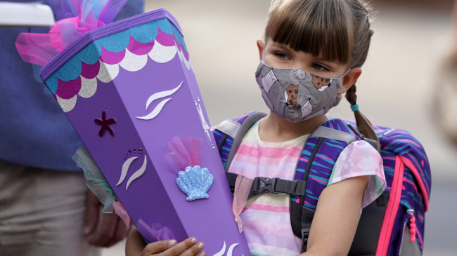 Francia impone el uso obligatorio de mascarillas a niños a partir de los 6 años