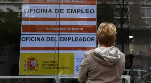 El paro registra un descenso histórico en 2021, hasta su menor nivel en 14 años