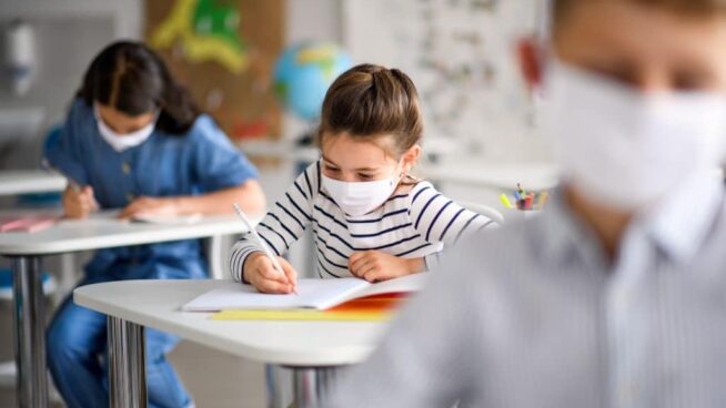 La vuelta al cole, marcada por ómicron: presencialidad, cuarentena a partir de 4 casos y temor por bajas del profesorado