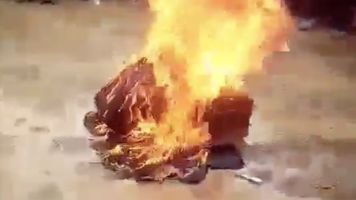 (VÍDEO) Nueva humillación pública de los talibanes en Afganistán: queman instrumentos en la calle ante los sollozos de los músicos