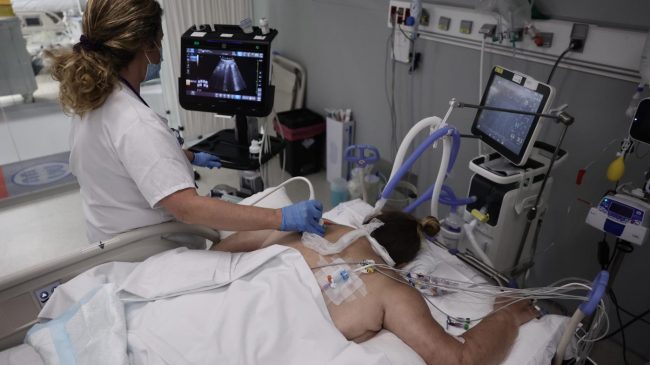 Los no vacunados de 60 a 79 años tienen 20 veces más probabilidad de morir