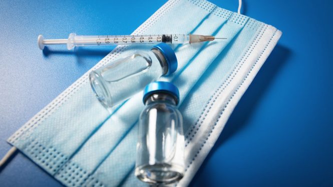 ¿Debo ponerme una dosis de recuerdo si me he contagiado con ómicron?