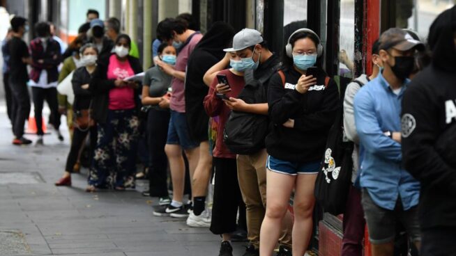 Locura en Australia: colas de hasta 9 horas por una PCR