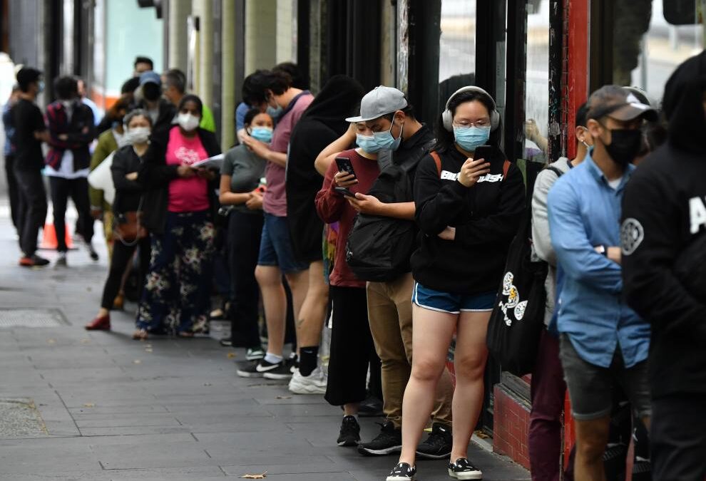 Locura en Australia: colas de hasta 9 horas por una PCR