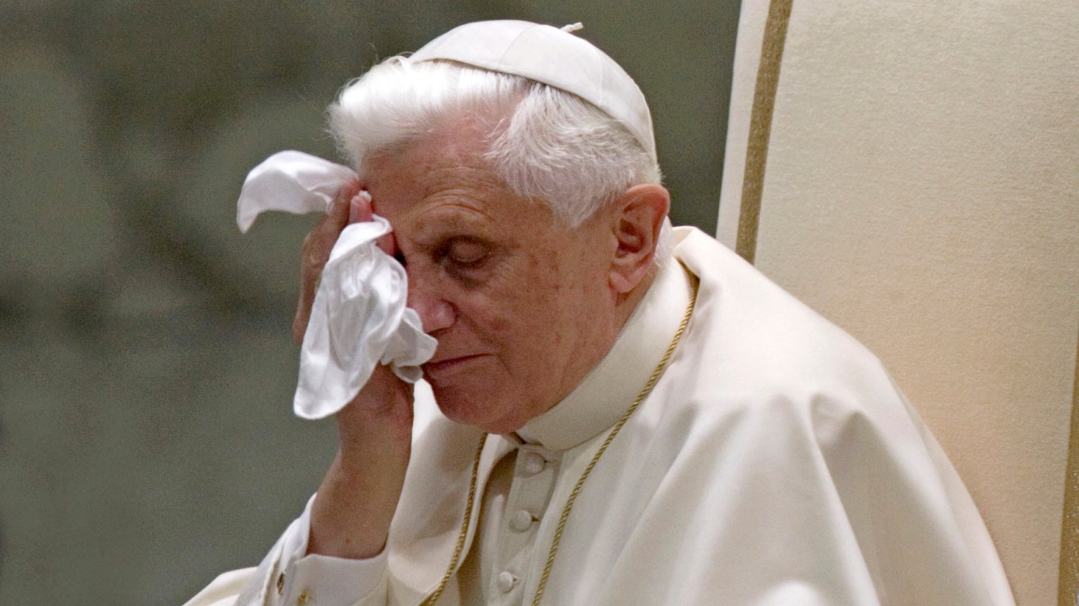 Benedicto XVI pide perdón a las víctimas de abusos y lamenta que le llamen «mentiroso» por su «despiste»