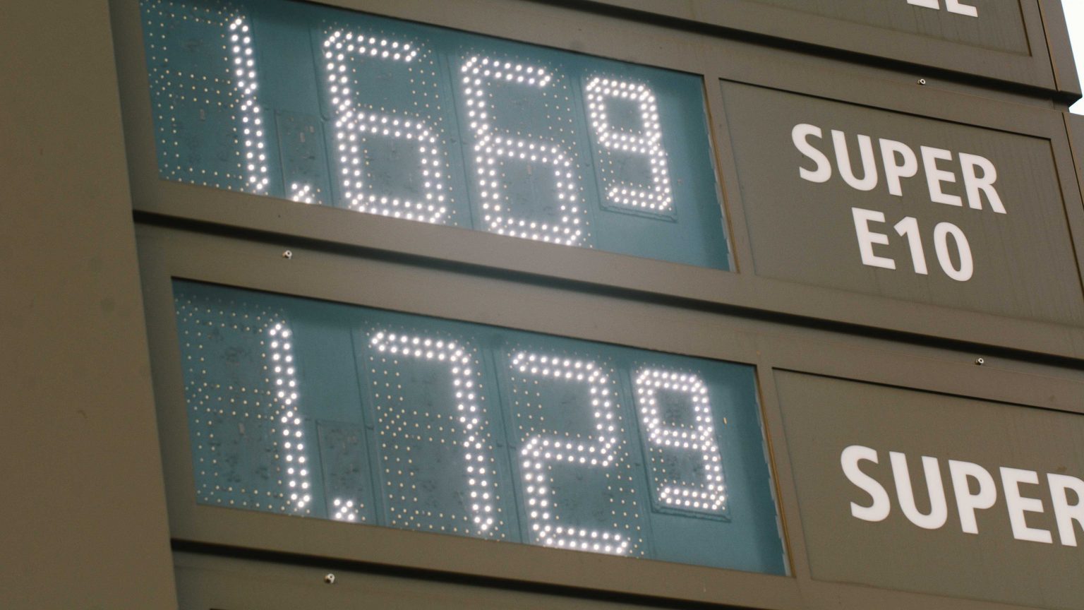 La gasolina llega a máximos históricos y llenar el depósito cuesta 17 euros más que hace un año