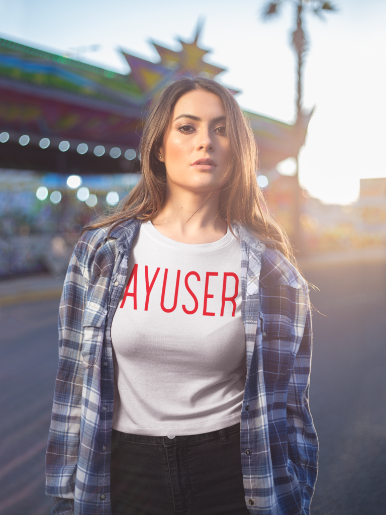Una mujer con la camiseta de 'Ayuser' (Ayushop)