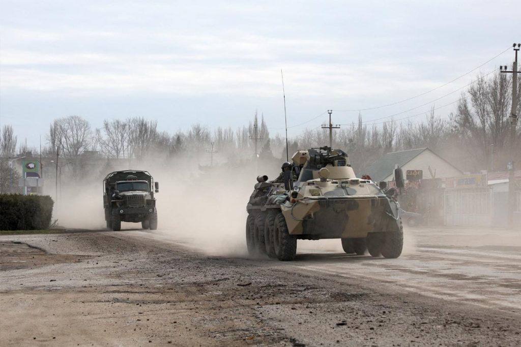 Dos vehículos militares rusos avanzaban este jueves en Armyansk (Ucrania)