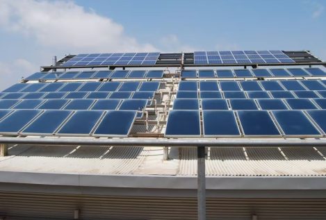 El plan de ahorro energético para la Administración: teletrabajo y placas solares
