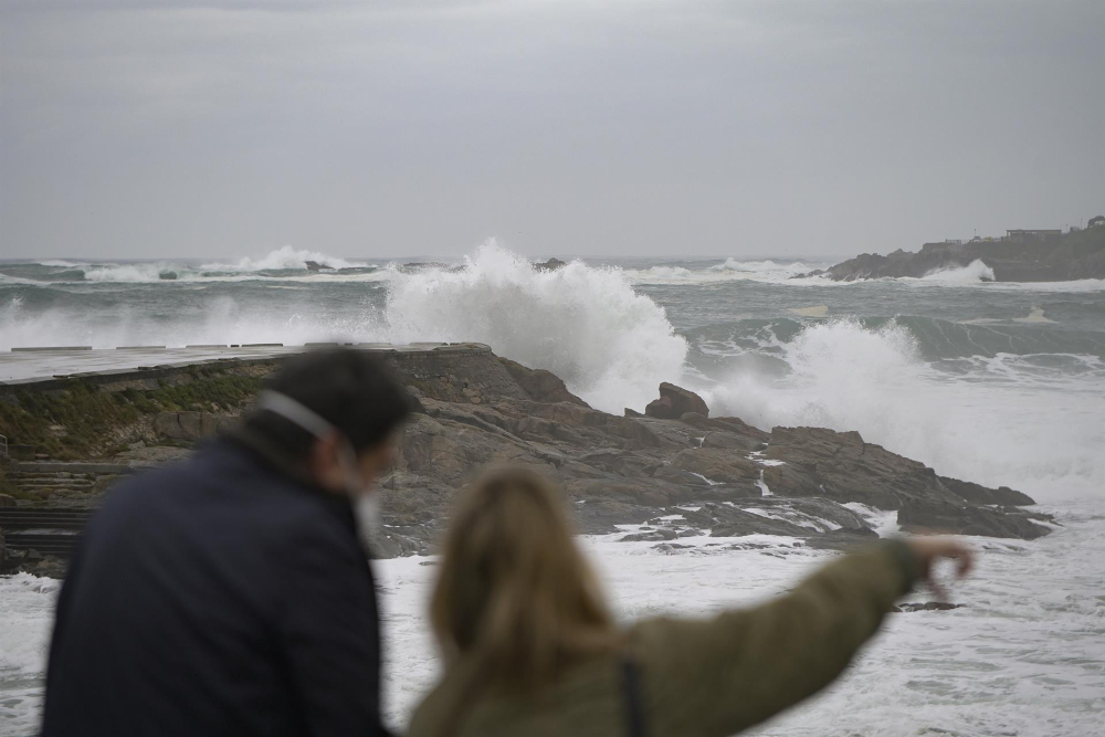 Nueve provincias, en alerta este domingo por fenómenos costeros y Galicia por vientos fuertes