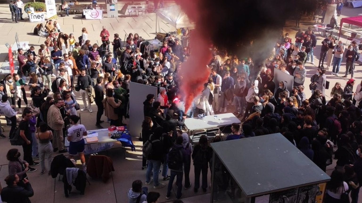 Radicales independentistas echan a S’ha Acabat del campus de la Pompeu Fabra