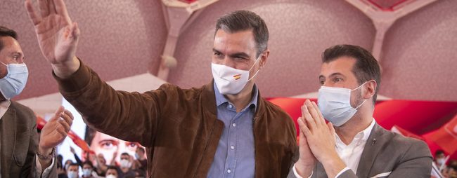 Sánchez retiene la salida de Tudanca para evitar un congreso que eclipse el pacto del PP con Vox