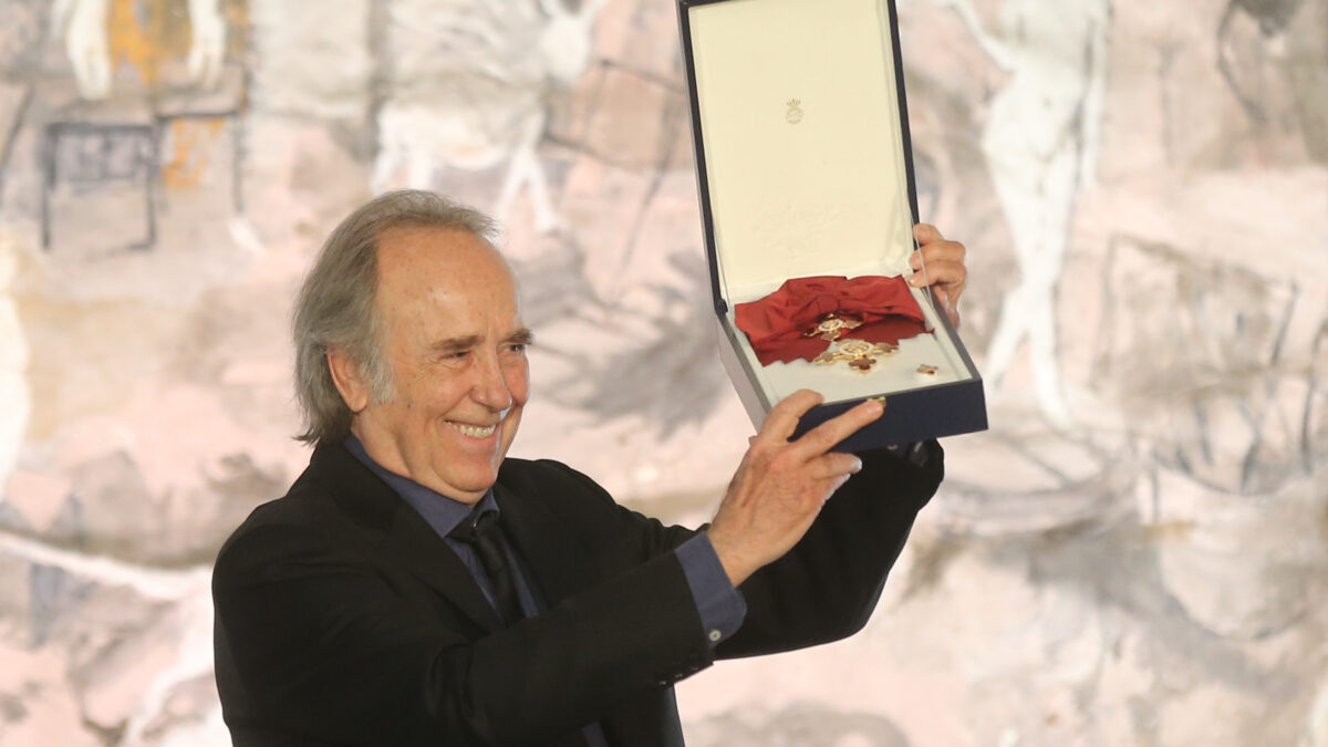 Serrat recoge entre aplausos la Gran Cruz de la Orden Civil de Alfonso X el Sabio