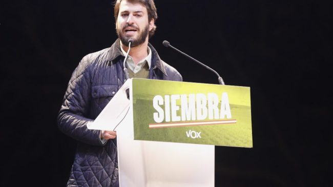 La Policía retira una carpa de Vox a las puertas de un colegio electoral en León