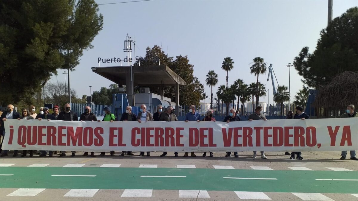 Críticas de todos los partidos contra el vertedero de Nerva tras la llegada de residuos