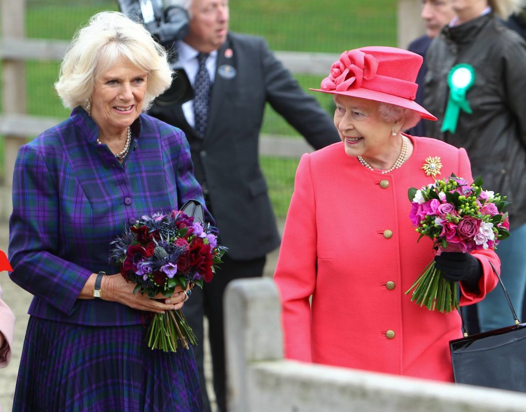 Tanto Carlos como Camilla han afirmado sentirse «muy honrados» por la decisión de Isabel II. Gtres