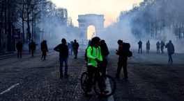 La policía dispersa con gases lacrimógenos la protesta contra las medidas anticovid en París