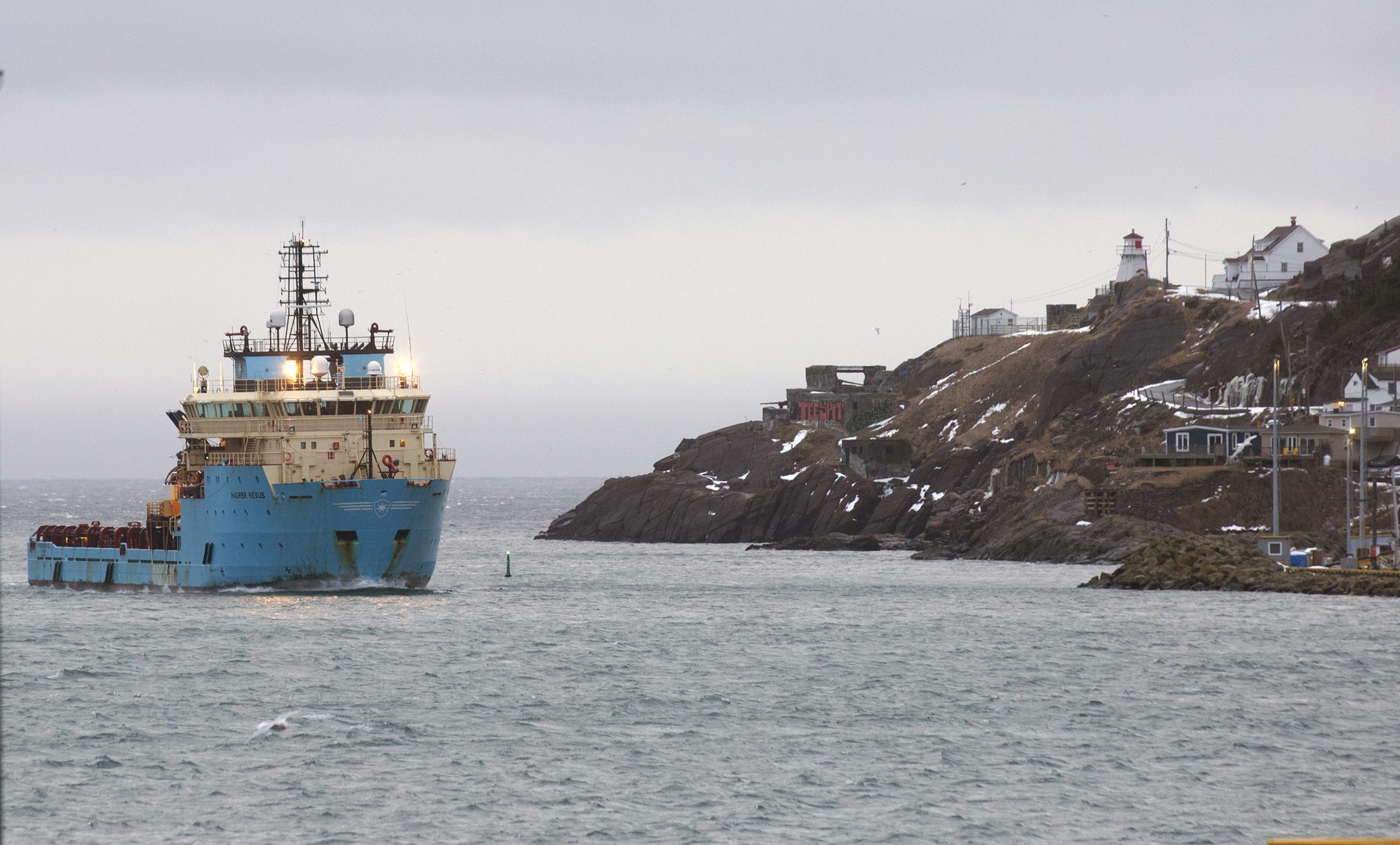 Llega a Terranova el barco que transporta a dos fallecidos del «Villa de Pitanxo»