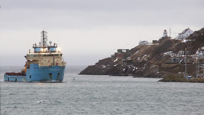 Llega a Terranova el barco que transporta a dos fallecidos del «Villa de Pitanxo»