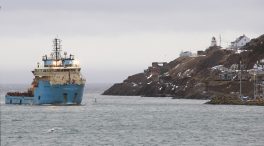 Llega a Terranova el barco que transporta a dos fallecidos del «Villa de Pitanxo»