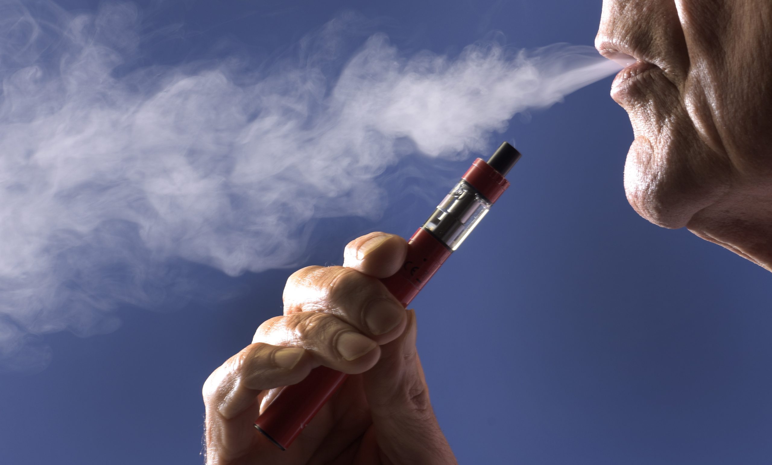 El 76% de las personas que vapean ha dejado de fumar, según un estudio