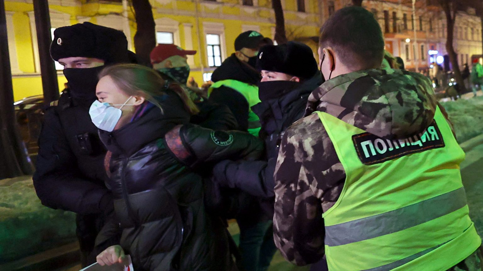 Rusia detiene a más de 1.230 personas por protestar contra la invasión a Ucrania