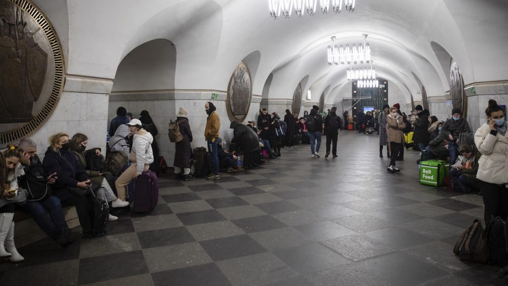 Los ucranianos se refugian en una estación de metro para la próxima noche en Kiev