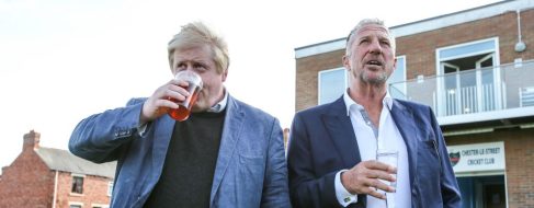 Escándalo en Reino Unido por una foto de Boris Johnson bebiendo una cerveza Estrella Damm