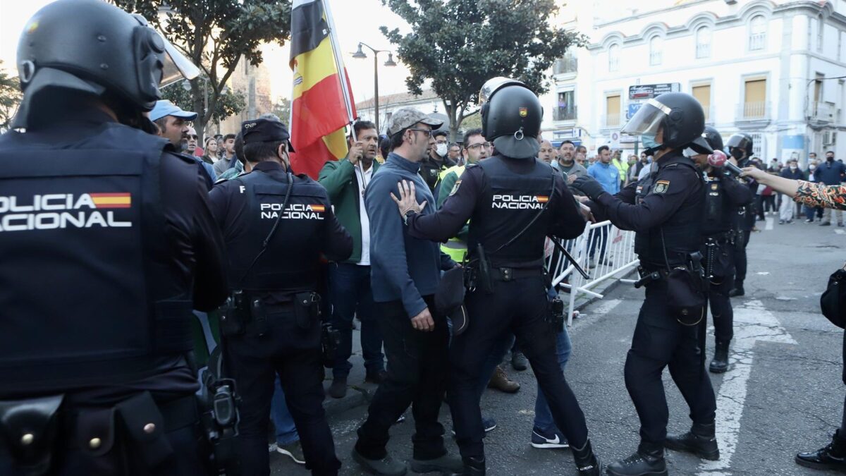 Un grupo de agricultores protesta contra Sánchez durante su visita a Don Benito