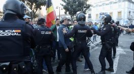 Un grupo de agricultores protesta contra Sánchez durante su visita a Don Benito