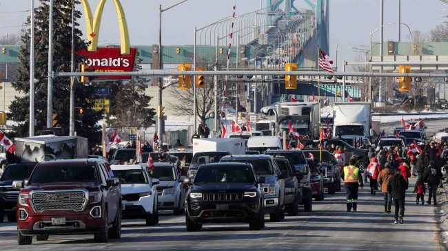 Cientos de camioneros y manifestantes cortan el tráfico en una carretera limítrofe entre Canadá y EEUU