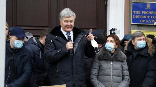 El expresidente de Ucrania Petro Poroshenko rechaza la propuesta de asilo político de Putin