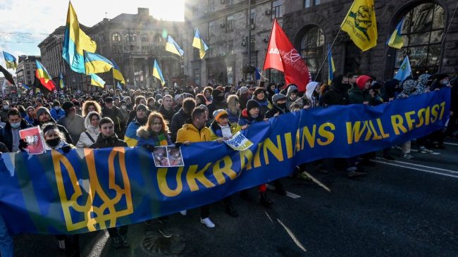 Miles de personas se manifiestan en Kiev contra una invasión rusa