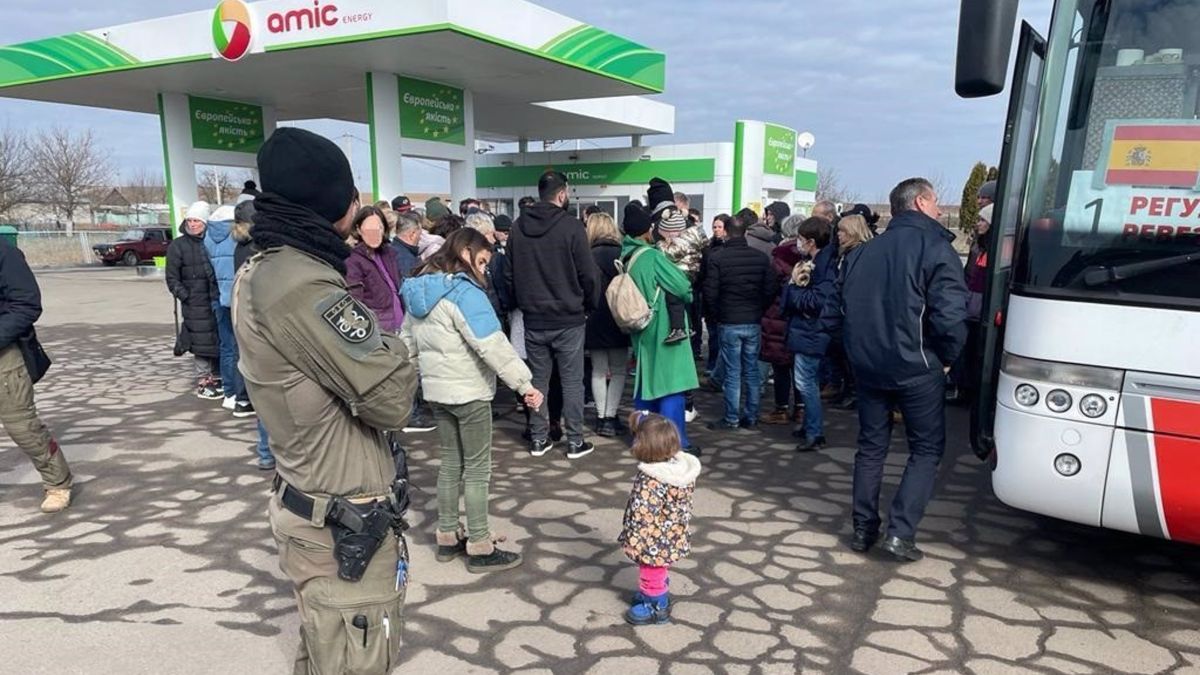 Los primeros españoles evacuados de Ucrania ya están en Polonia
