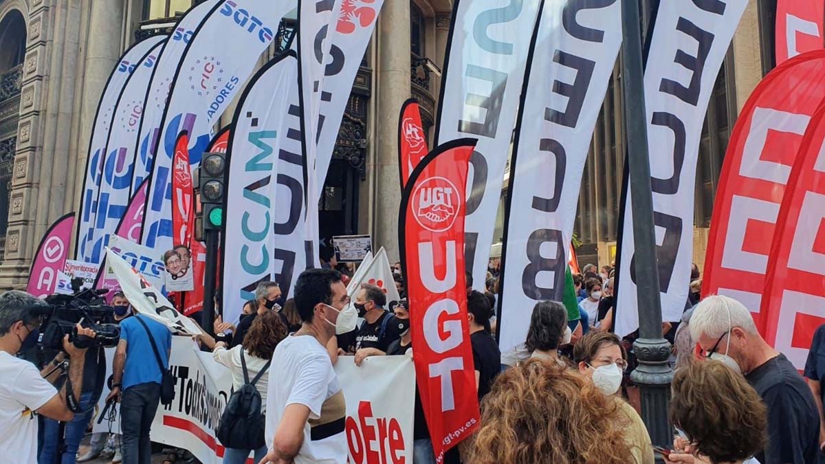Los trabajadores de CaixaBank se manifiestan para protestar por la «presión» social y comercial