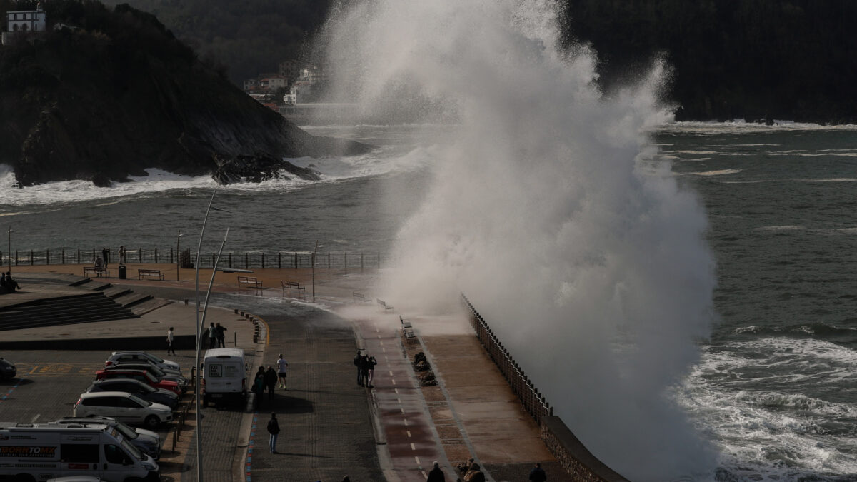 El oleaje pone en alerta a la costa gallega y cantábrica en una jornada seca y con temperaturas al alza