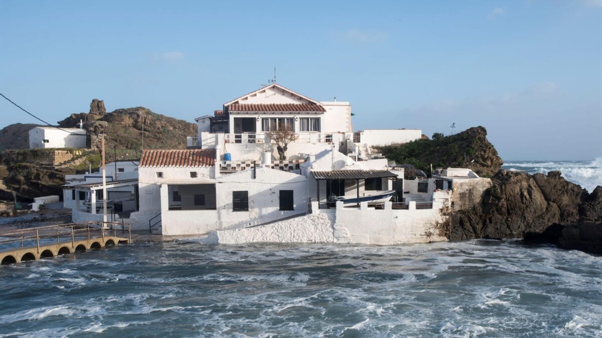 Baleares, en alerta por olas de hasta 14 metros