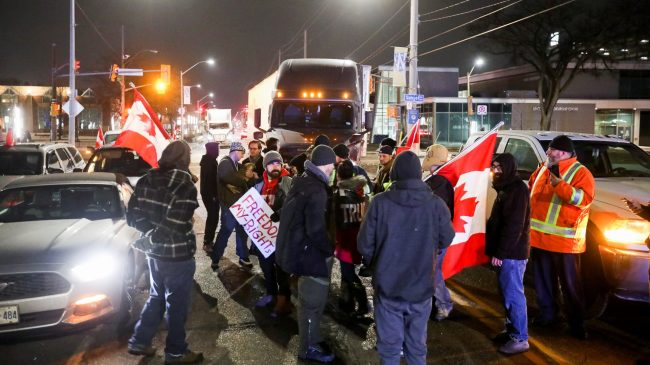 La Policía canadiense dispersa a los manifestantes que bloqueaban el paso con Estados Unidos