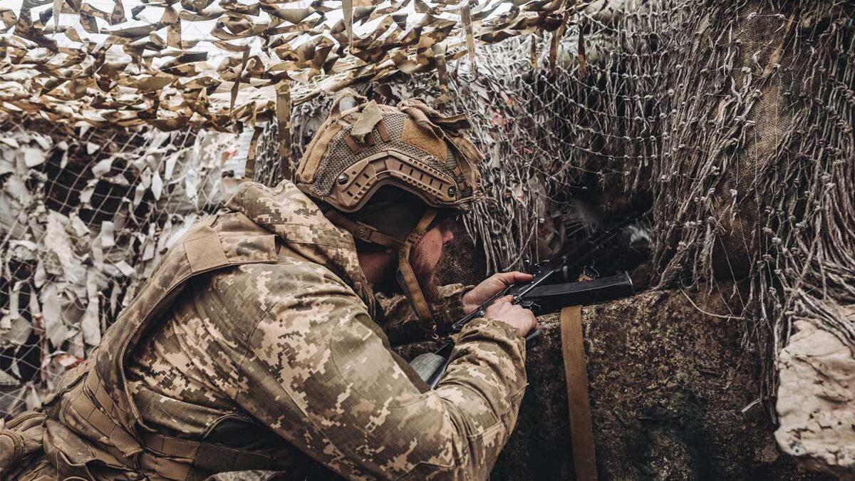 Un soldado del ejército ucraniano observa al enemigo desde su posición en el frente de Niu York