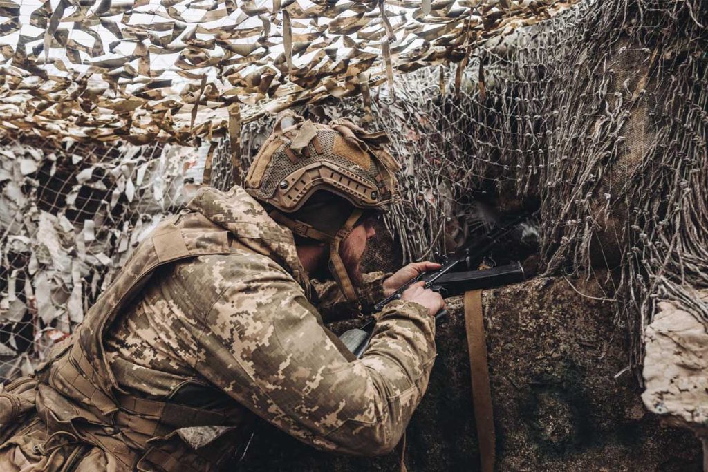 Un soldado del ejército ucraniano observa al enemigo desde su posición en el frente de Niu York