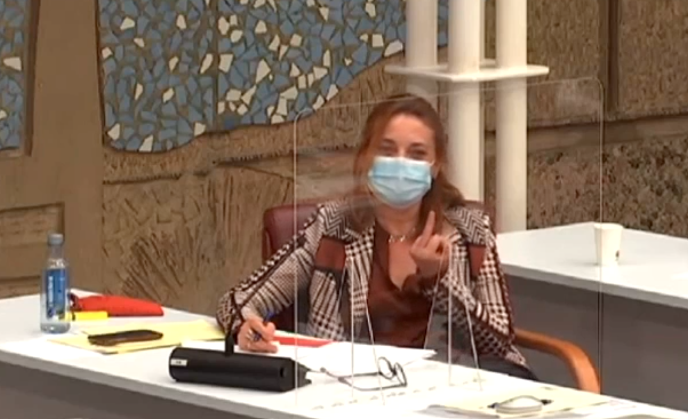 Una diputada del PSOE en Murcia hace una peineta en el pleno a otra del PP