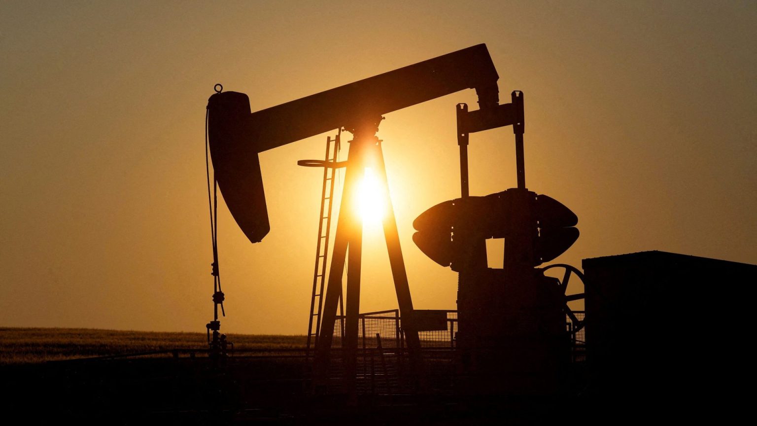 El barril de petróleo se sitúa en su precio más alto desde 2014 y supera los 96 dólares