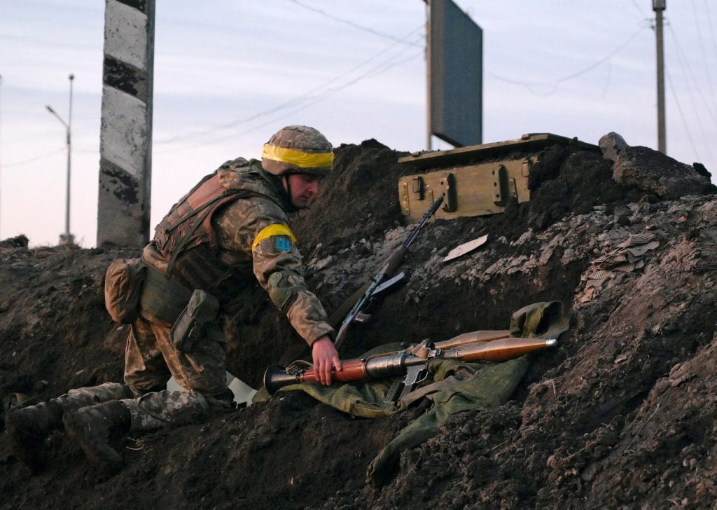 Soldado ucraniano sostiene un lanzacohetes (RPG) en posiciones de combate a las afueras de la ciudad de Kharkiv, Ucrania