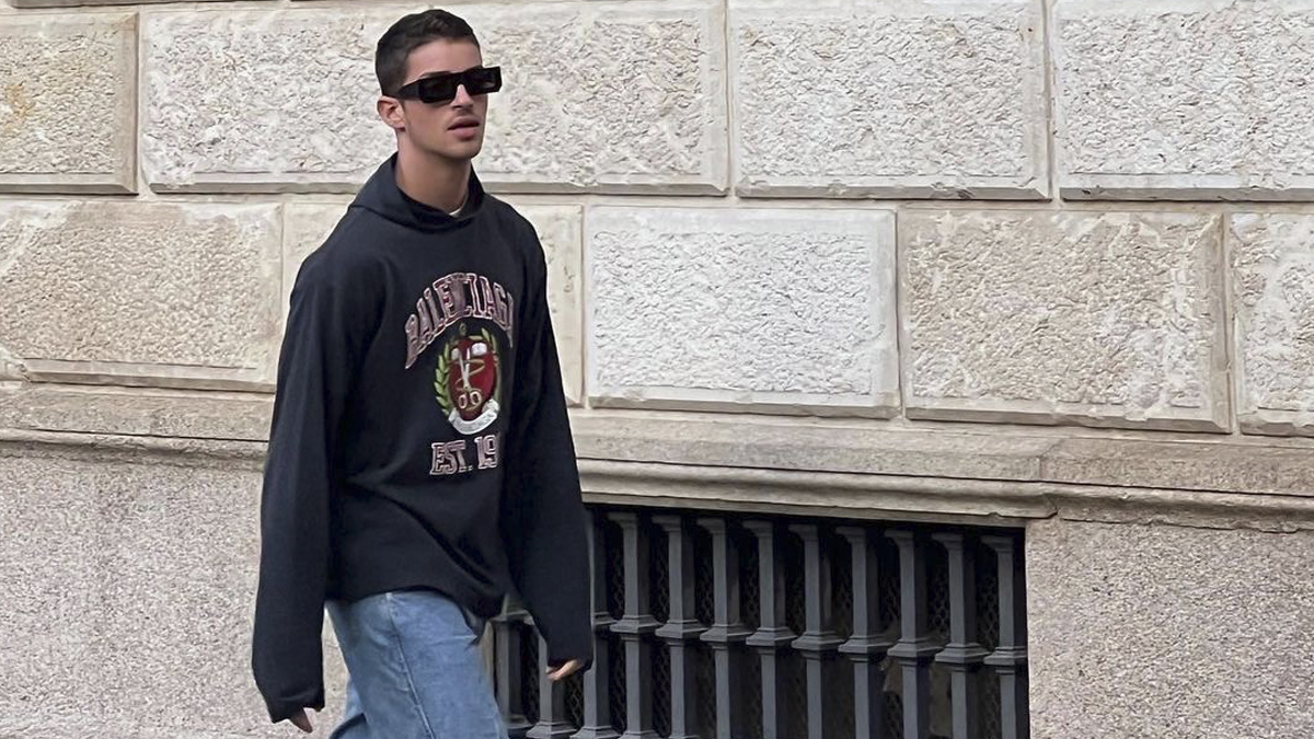 El actor Manu Ríos con sudadera college