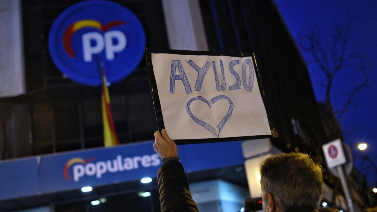 Un centenar de personas se concentra por segundo día frente a Génova en apoyo a Ayuso